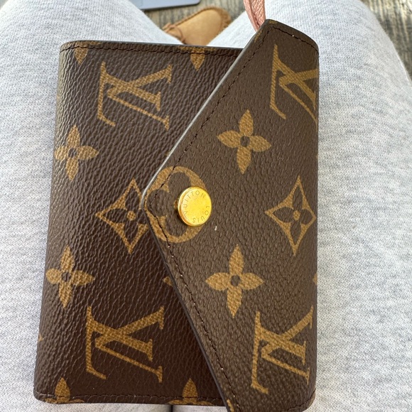 LOUIS VUITTON VICTORINE WALLET EUC! FINAL PRICE! - Picture 5 of 7